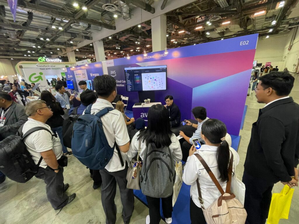 Dive Analytics Sharing at AWS booth